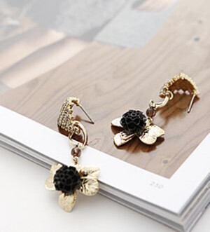 raffia ダリアビジューピアス