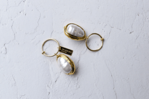 Matilda rose shell pearl drop hoop ピアス
