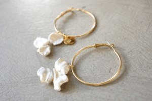 Matilda rose natural fresh water pearl hoop／ピアス