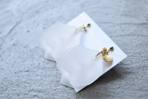 Matilda rose mat petals clear/ イヤリング