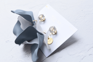 Matilda rose mat petal mini bouquet ピアス