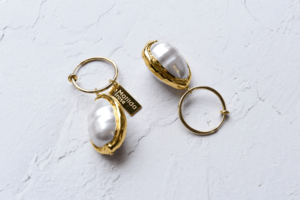 Matilda rose shell pearl drop hoop イヤリング