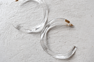 Matilda rose big acryl wavy hoop/イヤリング
