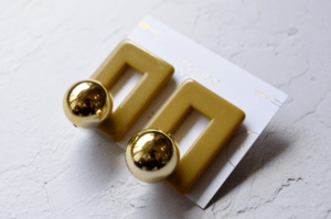 Matilda rose Acryl rectangle big ball ピアス