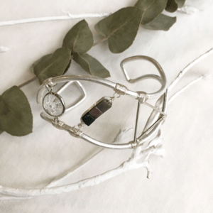 Brooklyn Charm インディアンアゲート×シャネルクラッシュサークルクリア×トライアングルフープバングルWS