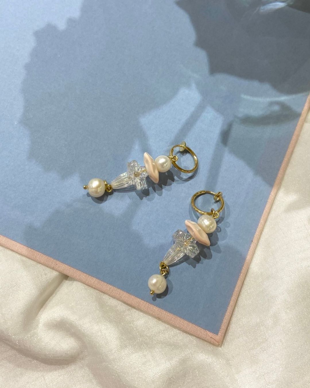 Honey mi Honey pearl flower cross earring