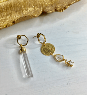Brooklyn Charm ダブルクリスタルクォーツ×コインヘキサゴンフレームキャッチピアス(4780J0145)