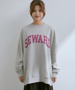 vis-`a-vis ゆったりシルエットが今年らしい。カレッジロゴ裏毛スウェットプルオーバー