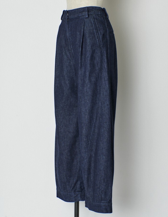 Rumché Volume Tuck Denim Pants