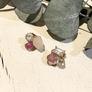 Brooklyn Charm ローズクオーツ×レッドアゲート×クリスタルスクエアフレームキャッチピアス
