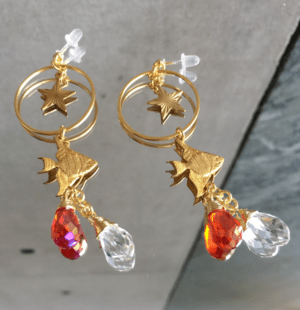 Brooklyn Charm サークルフープフィッシュダブルクリスタルピアス(4780J0125)