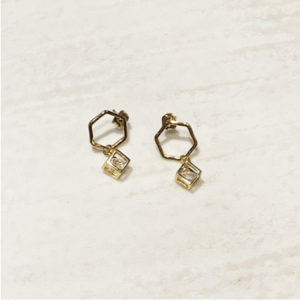 Brooklyn Charm クリスタルキューブ ヘキサゴンフレームキャッチピアス(BCER0285)