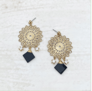 Brooklyn Charm ブラックオニキス×ダブルクリスタルフィリグリーキャッチピアス(4780J0143)