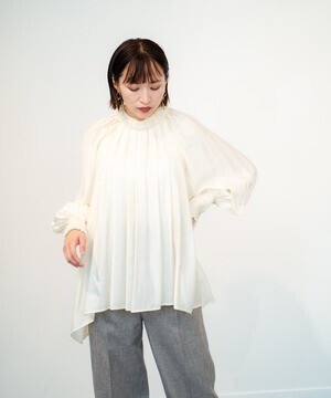 LADYMADE ギャザースタンドカラーシャーリングカフスブラウス