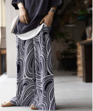 antiqua ★記憶に残るハイセンスさを身に纏う。シックレトロ柄ワイドパンツ・pa-02814