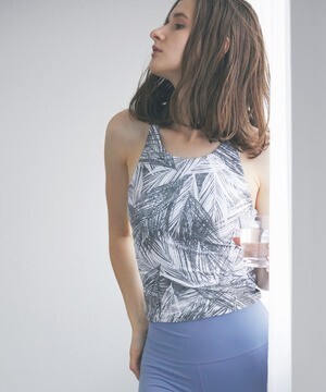 Julier シャドーリーフプリントミドルトップス/パット付き/support fabric・UVカット・水陸両用・吸汗速乾・ホットヨガ対応