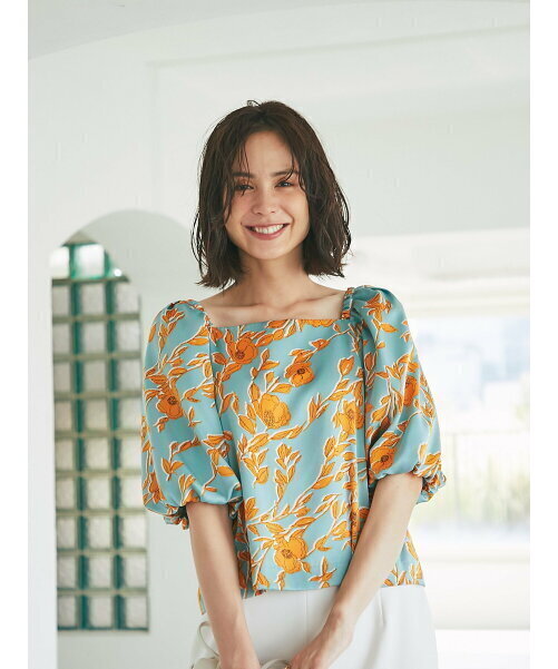 La boutique BonBon サテンフラワーパターンボリュームスリーブブラウス