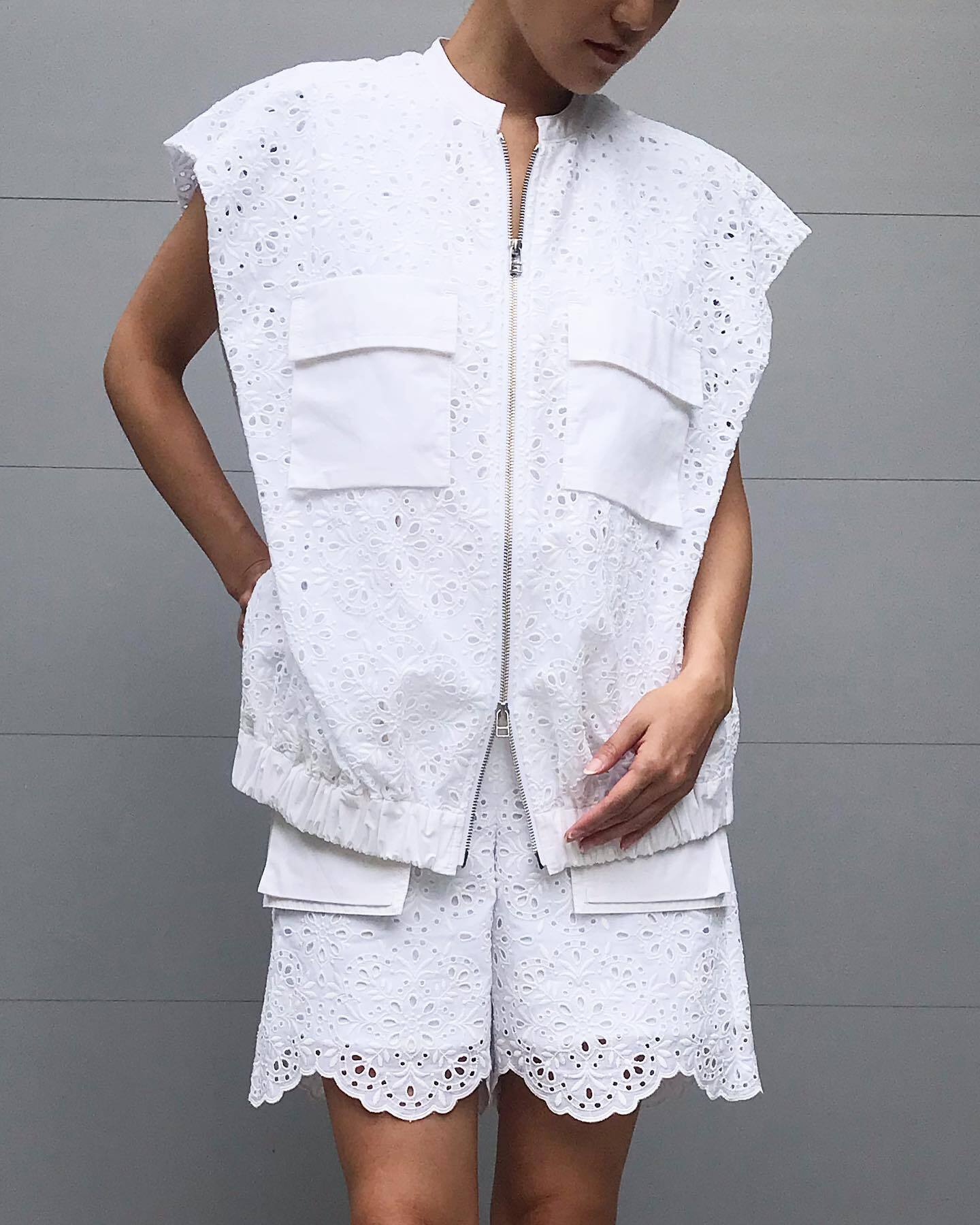 THE KEIJI SLEEVELESS LACE ZIP UP BLOUSON