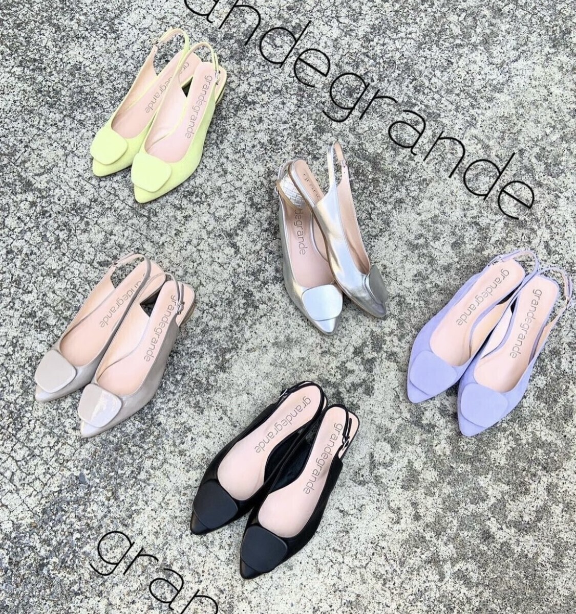 grandegrande モチーフバックベルトパンプス