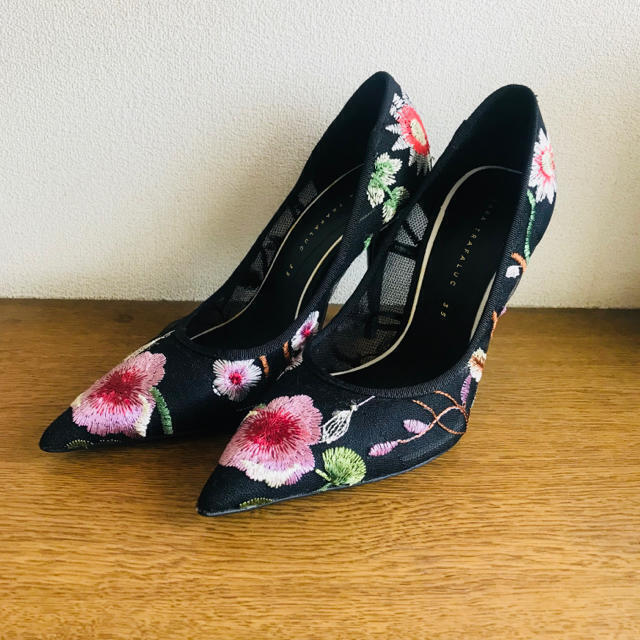 ZARA メッシュ刺繍パンプス