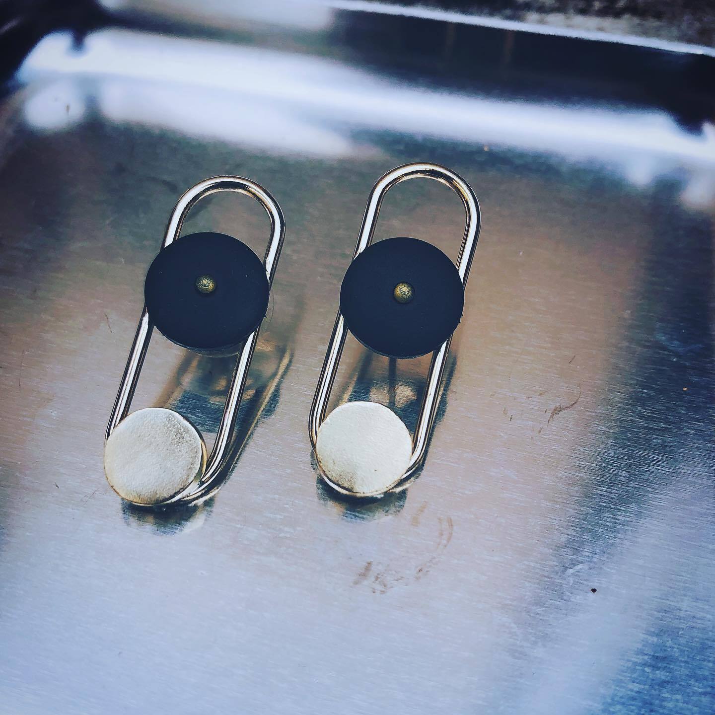 Kaméemon vintage button×brass earring