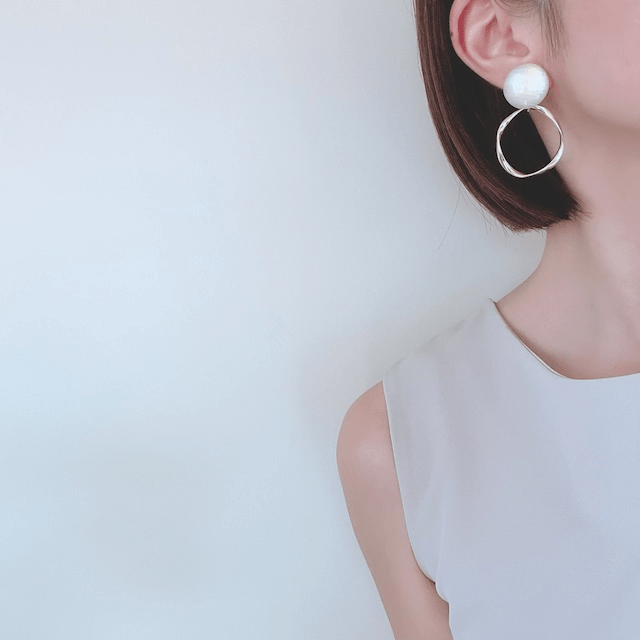 MU MU/ シェル風カボションフープピアス ＜イヤリング＞