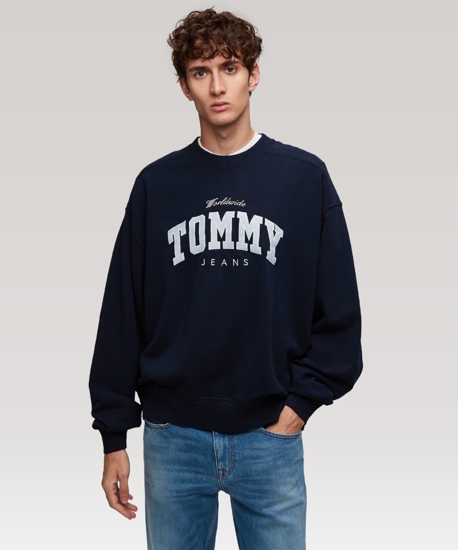 TOMMY HILFIGER ボクシーバーシティクルーネックトレーナー