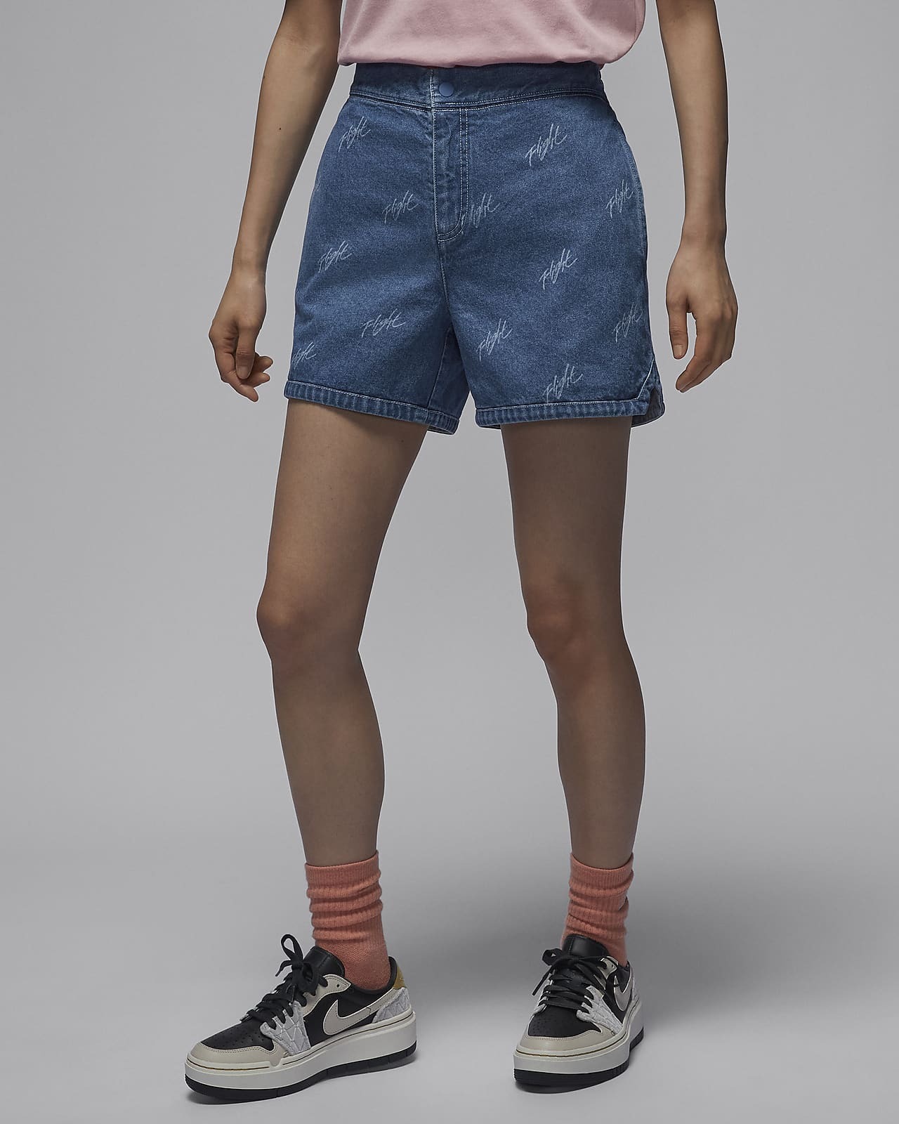 NIKE ウィメンズショートパンツ
