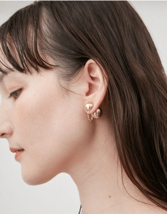 Mila Owen メタルボールチェーンチャームピアス