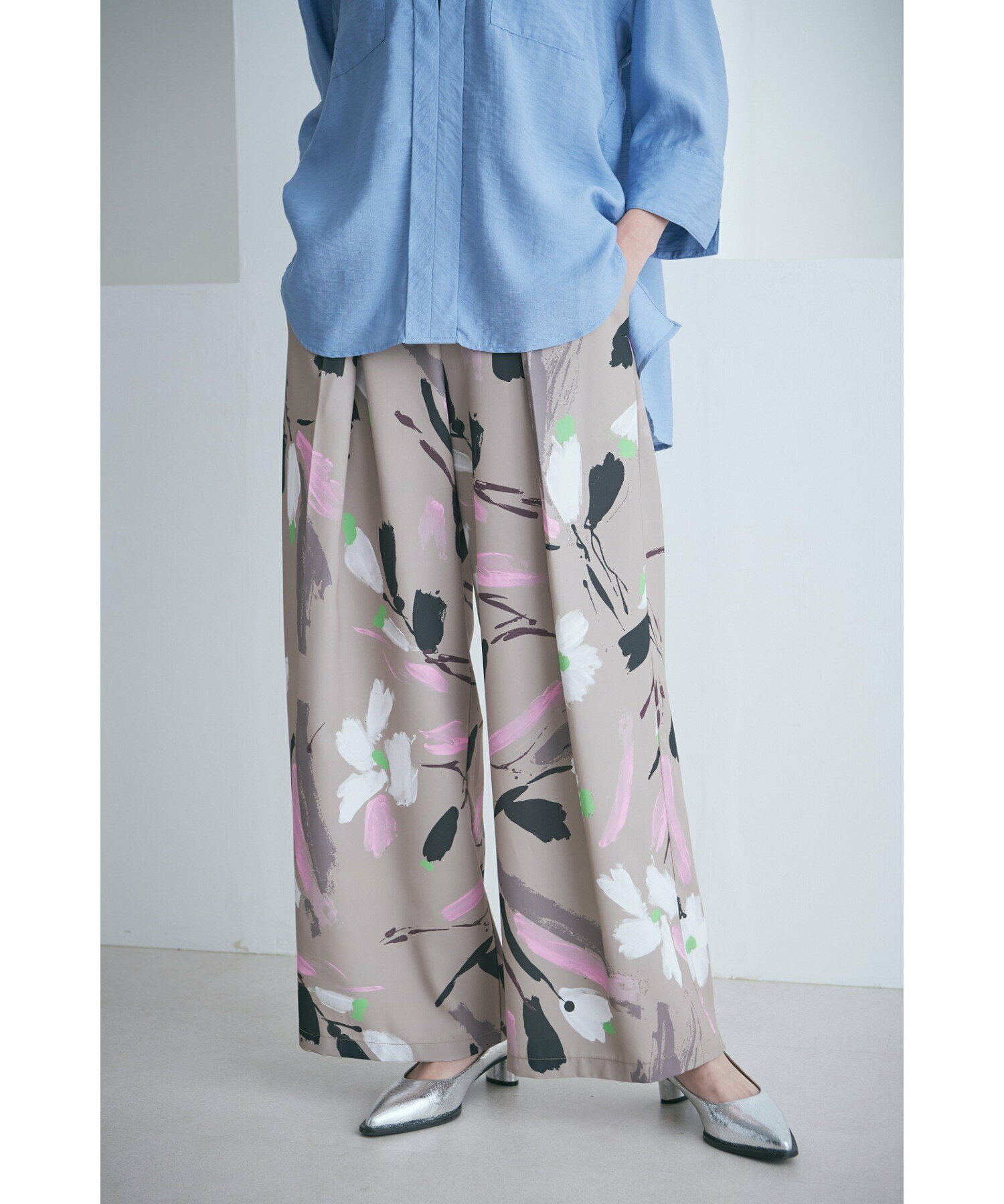 ROSE BUD ペイントフラワータックパンツ