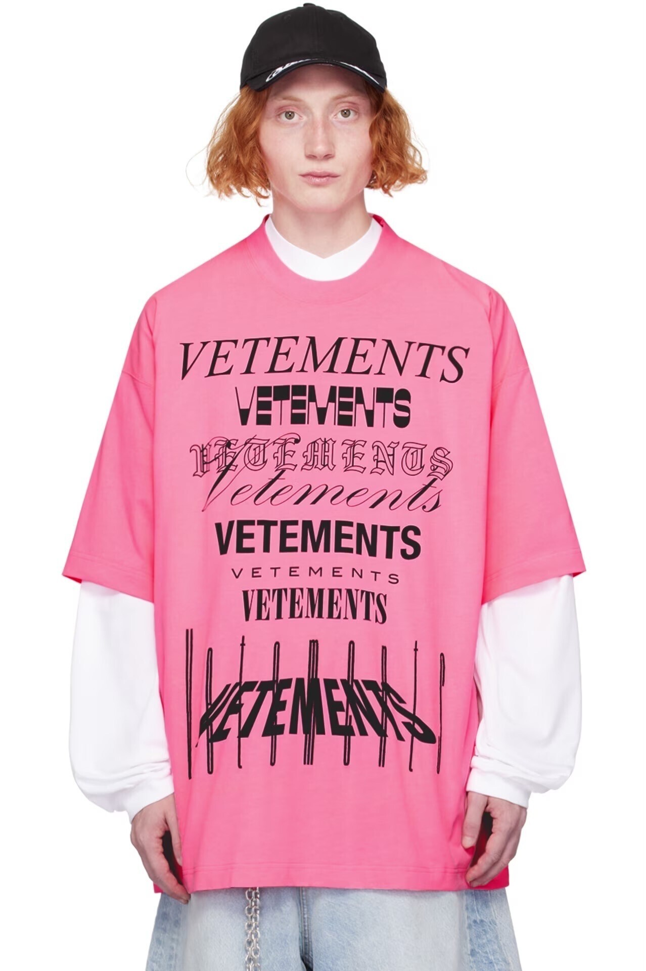 VETEMENTS ピンク マルチロゴ Tシャツ