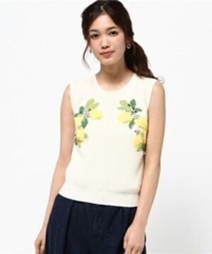 Lily Brown レモンモチーフノースリニット