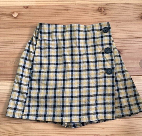 GU チェック柄ボタン付きスカート