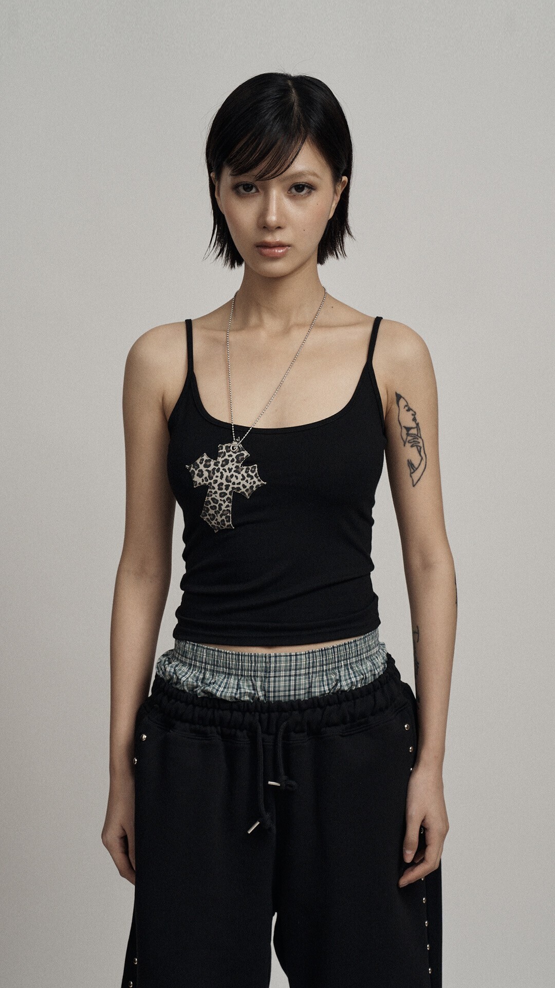 illio BLACK LEOPARDCROSS NECKLACE SLEEVELESS