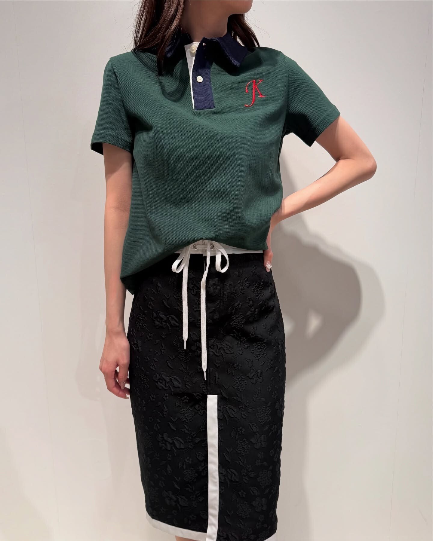 齋藤飛鳥さん着用　Julie Kegels グリーン モノグラム ポロシャツ コレカウ | 齋藤飛鳥さんが齋藤飛鳥の今夜は飲んで帰ろうで着用され