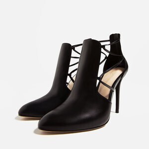ZARA ストラップ付きレザーハイヒールショートブーツ