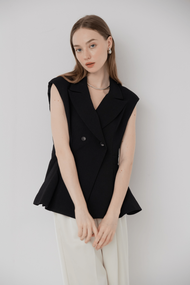 maison de Dolce. muse gilet/warm black