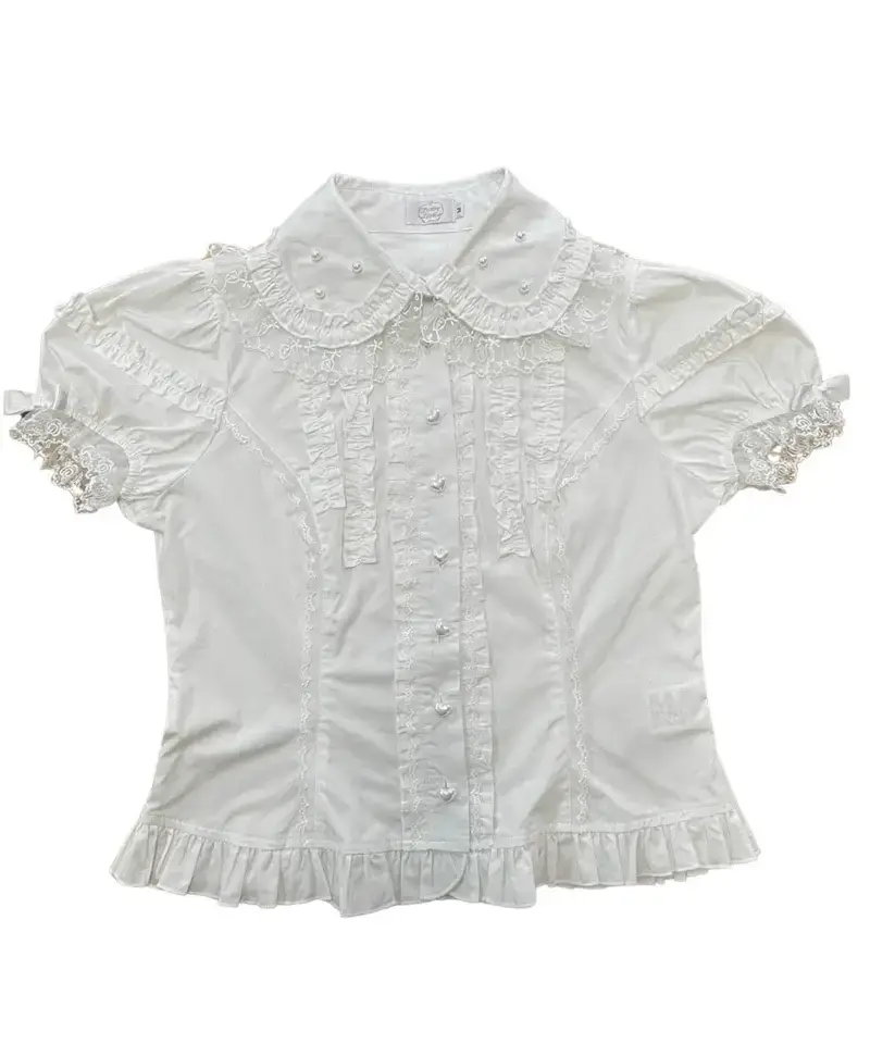 BODYLINE ハートパールボタンの半袖レースフリルブラウス