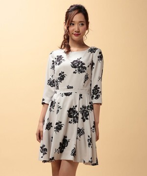 L'EST ROSE モノトーンフラワープリントワンピース