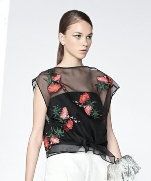 AULA AILA FLOWER HAND EMBROIDERY BLOUSE