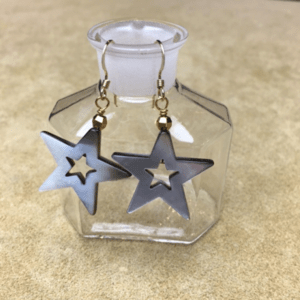MIQUILA ブラックシェルスターピアス