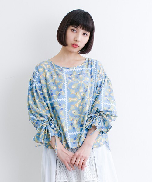 merlot お花の楽器パッチ柄フリルスリーブブラウス