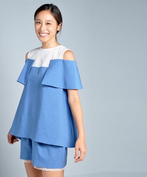 avie シアースウィッチオフショルブラウス