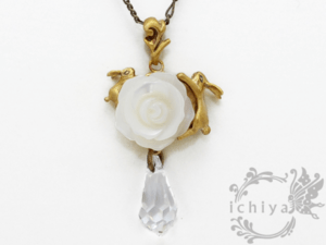 ichiya 【ILP-0024-00-Bs】ichiya / うさぎと白薔薇のペンダント 白蝶貝 スワロフスキー
