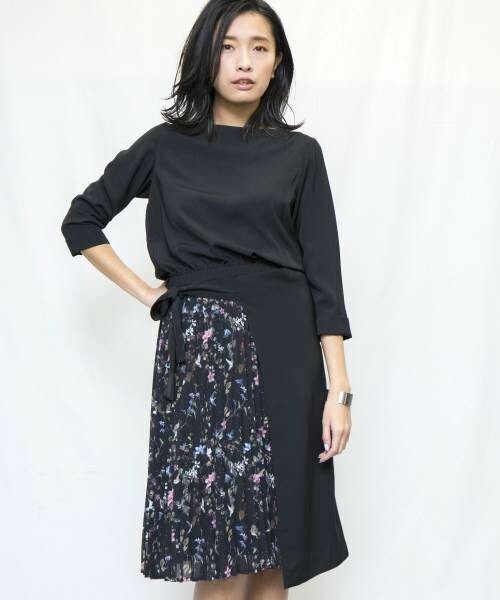 TONAL 【シワになりにくい】バードフラワーアシメプリーツワンピース