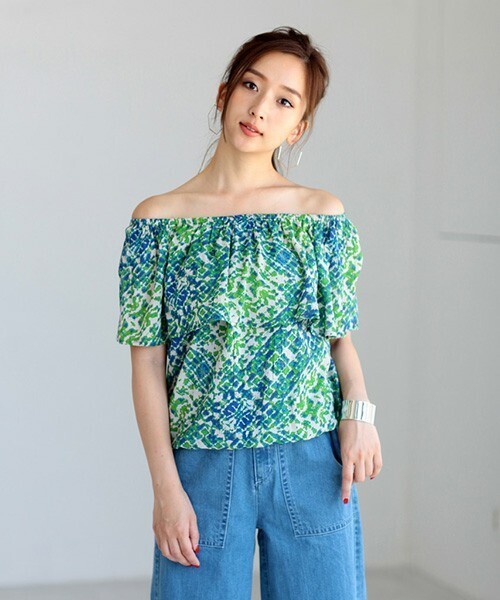 AZUL by moussy 楊柳プリントオフショルダープルオーバー
