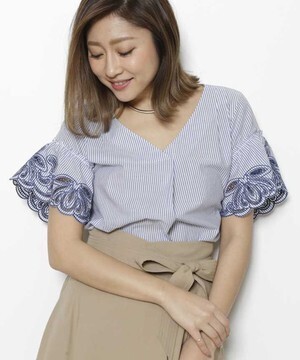 JUSGLITTY 刺繍スリーブ半袖ブラウス