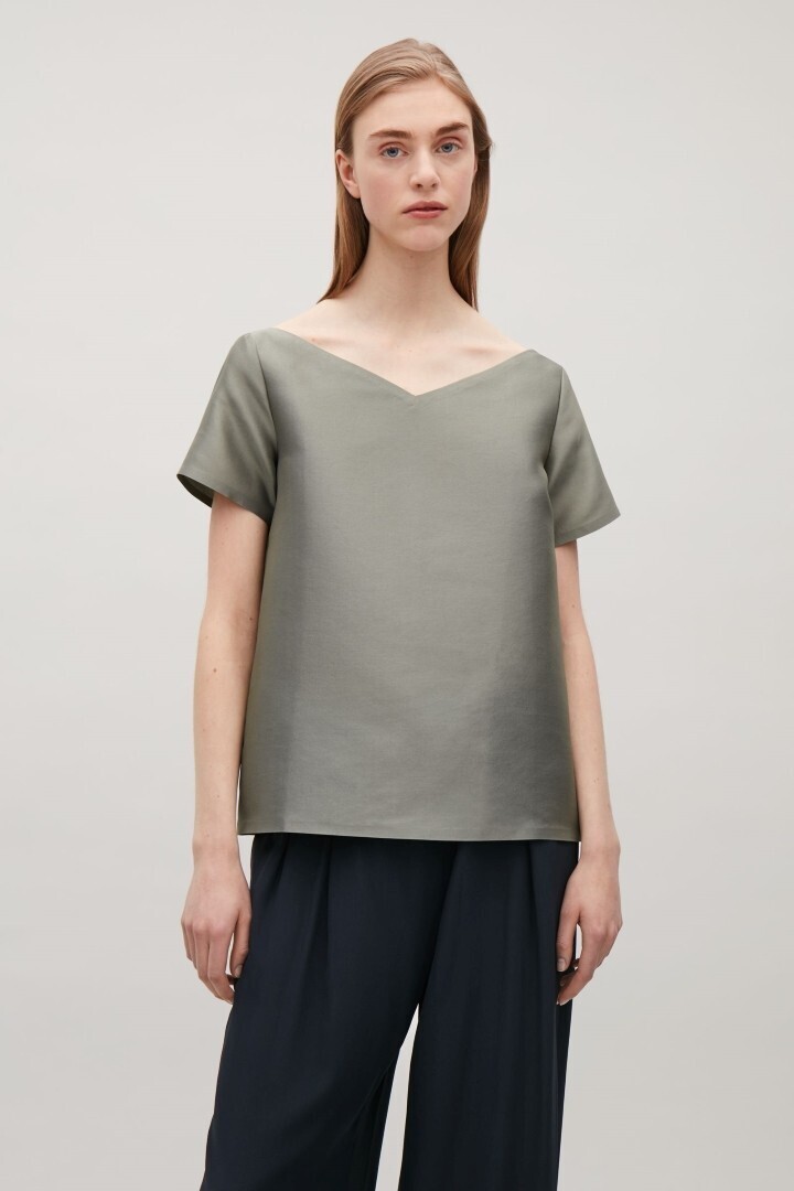 COS STRUCTURED V-NECK TOP