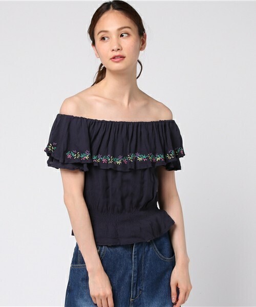 REDYAZEL ラッフル刺繍オフショルコンパクトブラウス