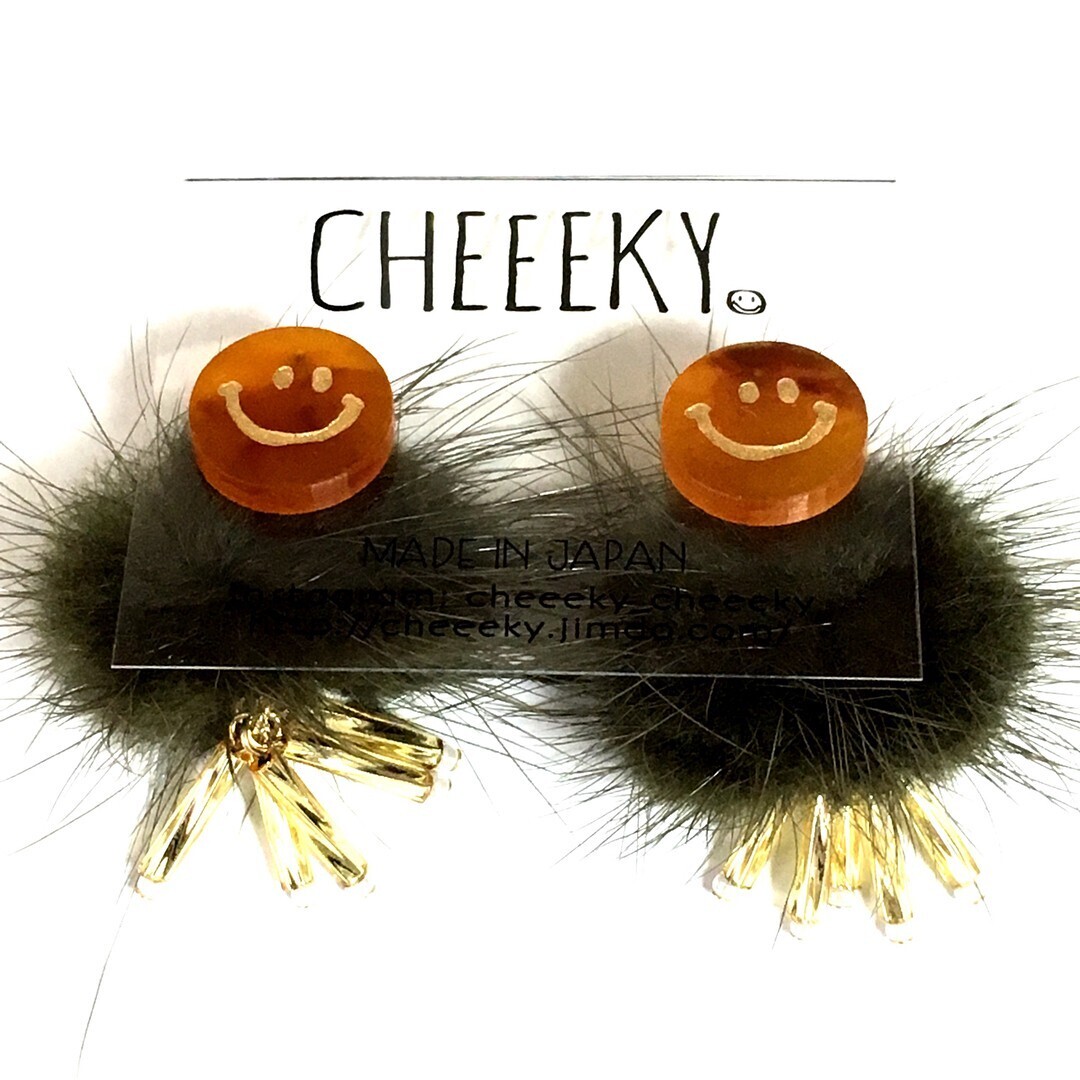 CHEEEKY 手書きにこちゃんファーとビーズピアス